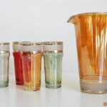 Pichet et verres colorés