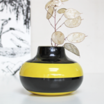 Vase jaune et noir