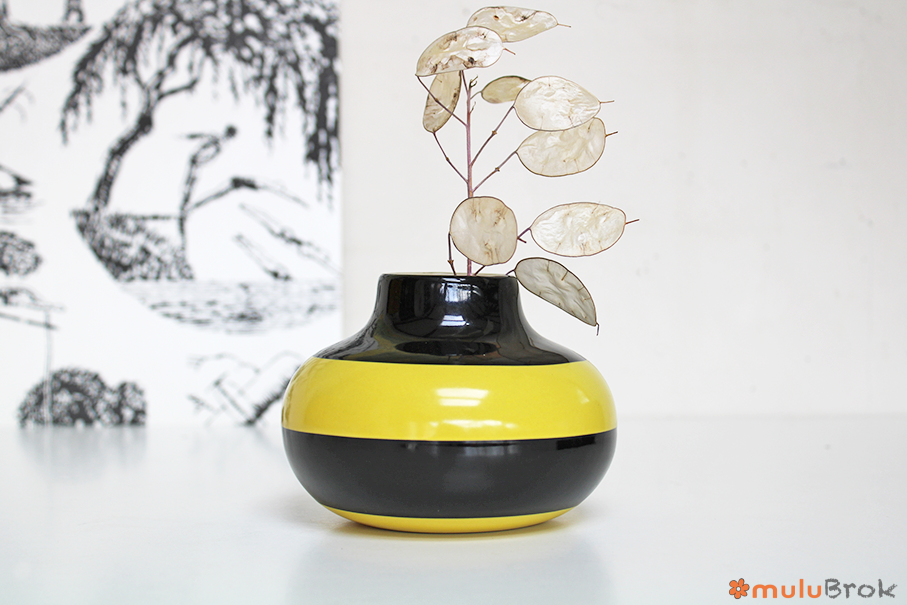 Vase jaune et noir