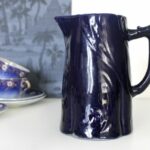 Pichet bleu en barbotine