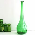 Carafe verte au long col