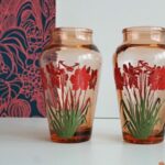 Vase à fleurs rouges