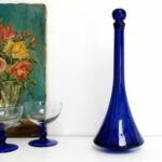 Carafe bleue au long col